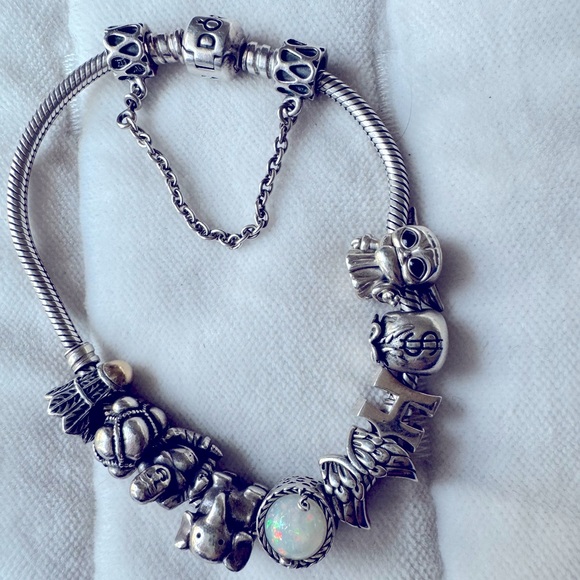 Beautiful Pandora charm bracelet - Picture 1 of 2